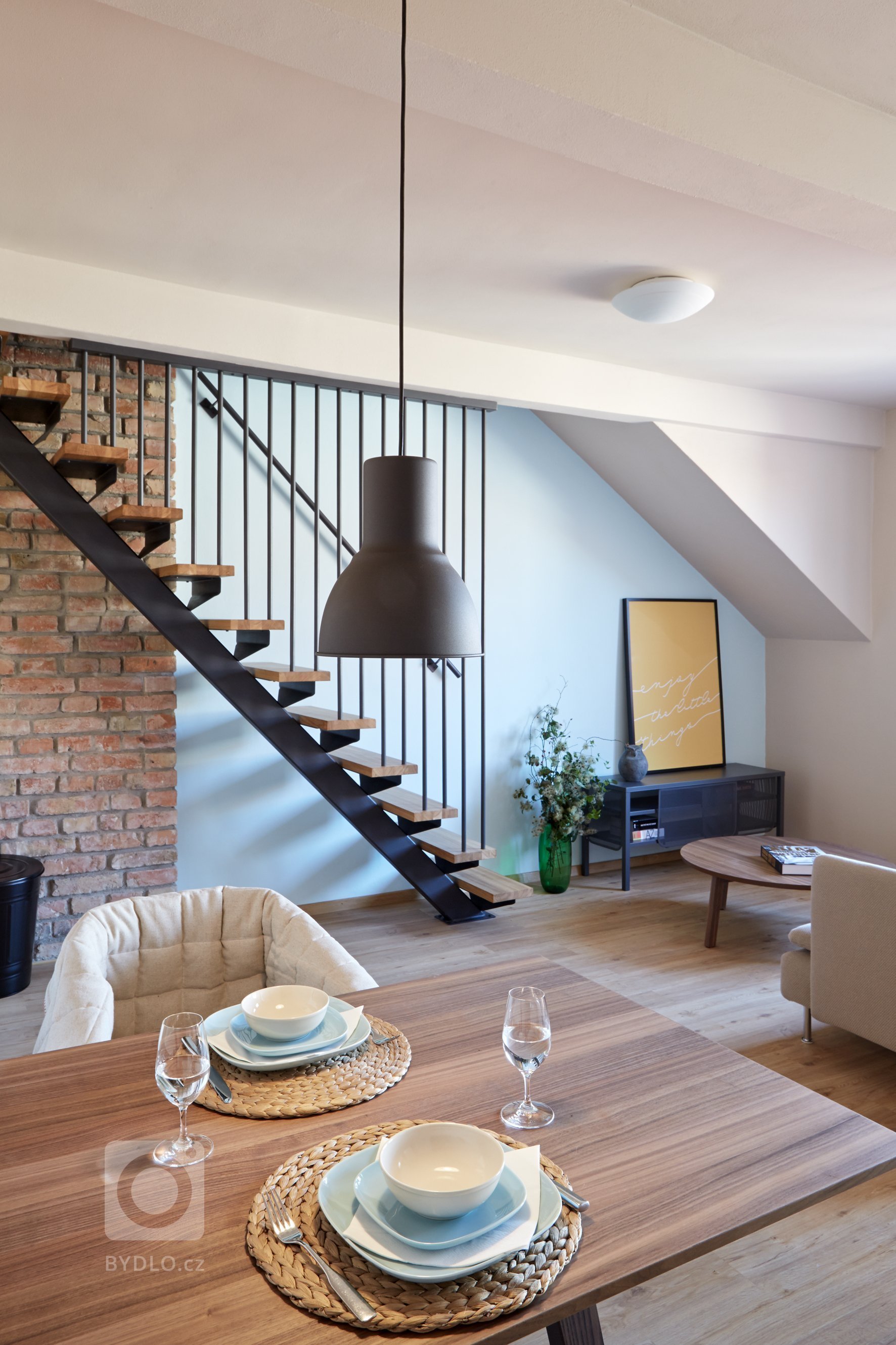 První byt nebývá velký, ani navždy. Fantazii mírně krotí nedostatek financí, ale i s&nbsp;malým rozpočtem můžete bydlet krásně. O návrhu bytu jsem uvažovala…