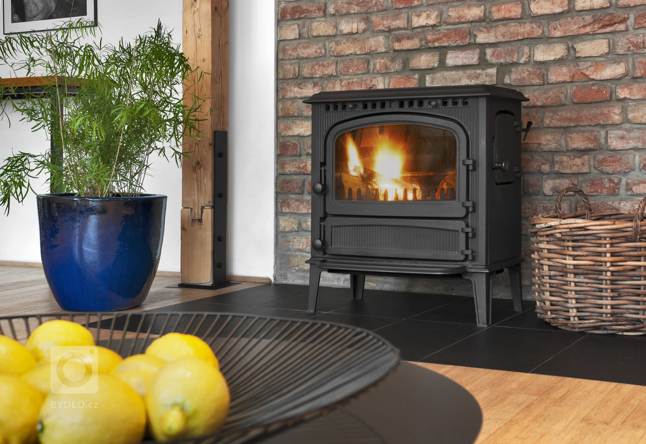 I ve městě lze pozorovat plápolající oheň v krbových kamnech. Přiznané cihly za kamny vypadají velmi působivě.