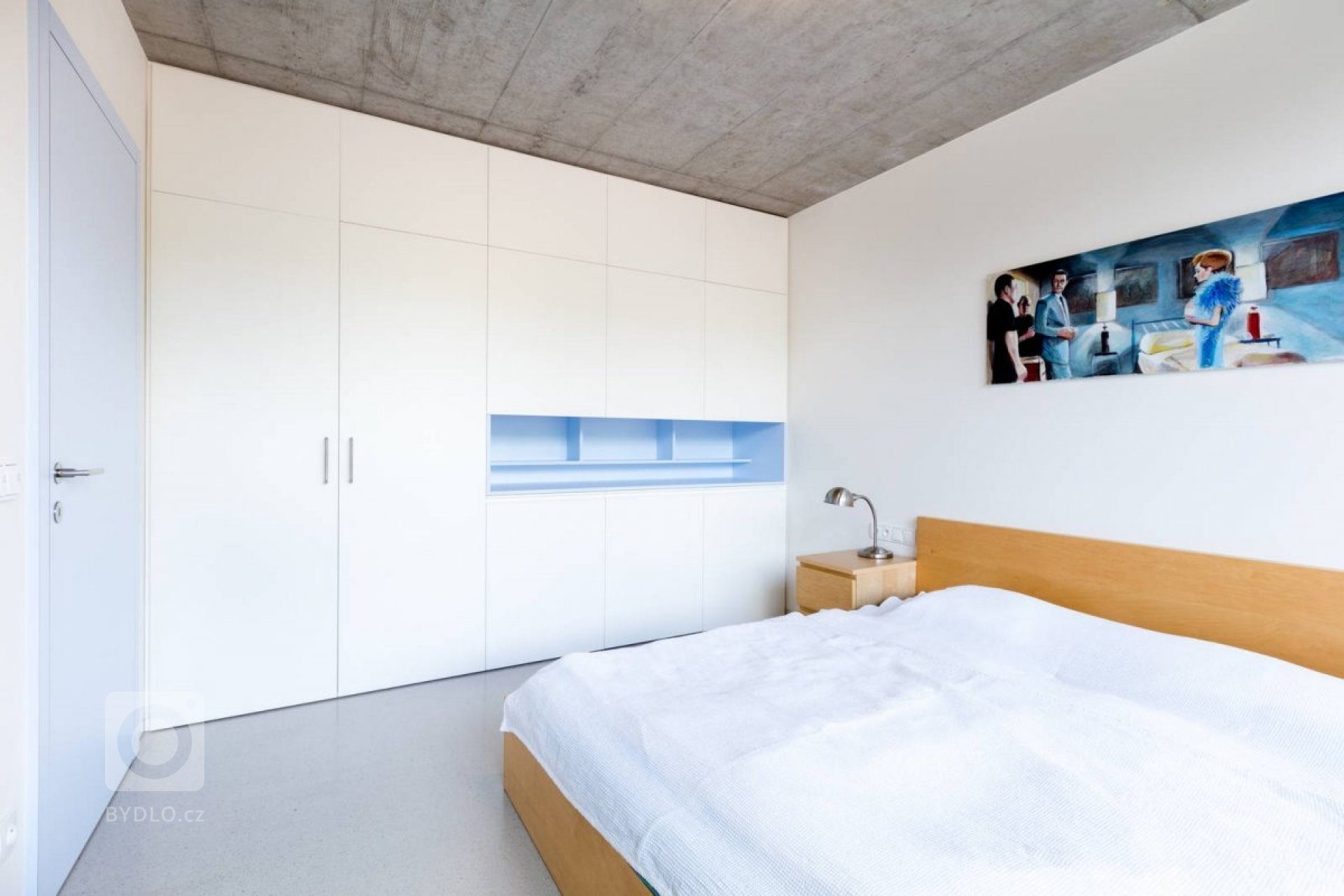 Novostavba rodinného domu se nachází v Brně &ndash; Komíně, na ulici Palcary. Malý pozemek je mírně svažitý se severo-jižní orientací, přístup na pozemek je z…