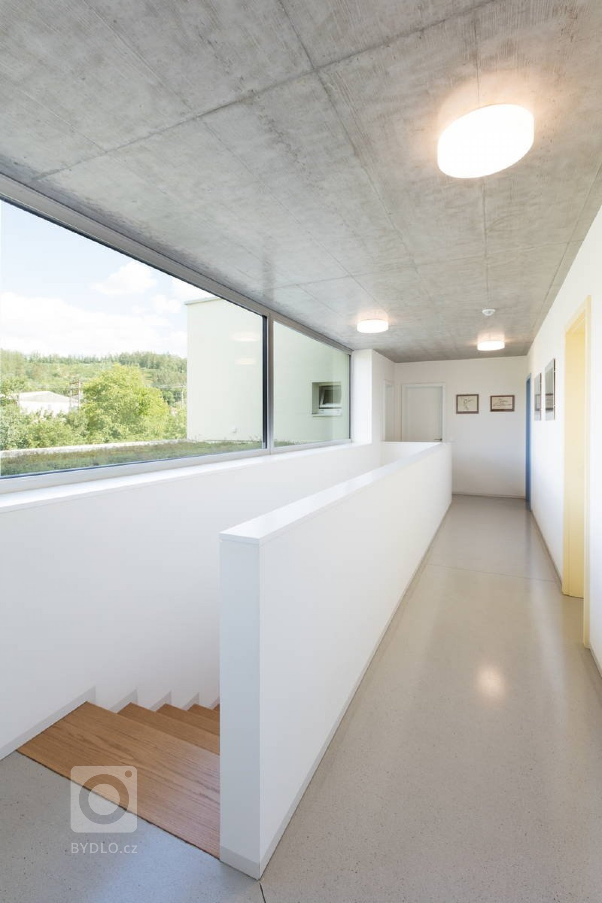 Novostavba rodinného domu se nachází v Brně &ndash; Komíně, na ulici Palcary. Malý pozemek je mírně svažitý se severo-jižní orientací, přístup na pozemek je z…