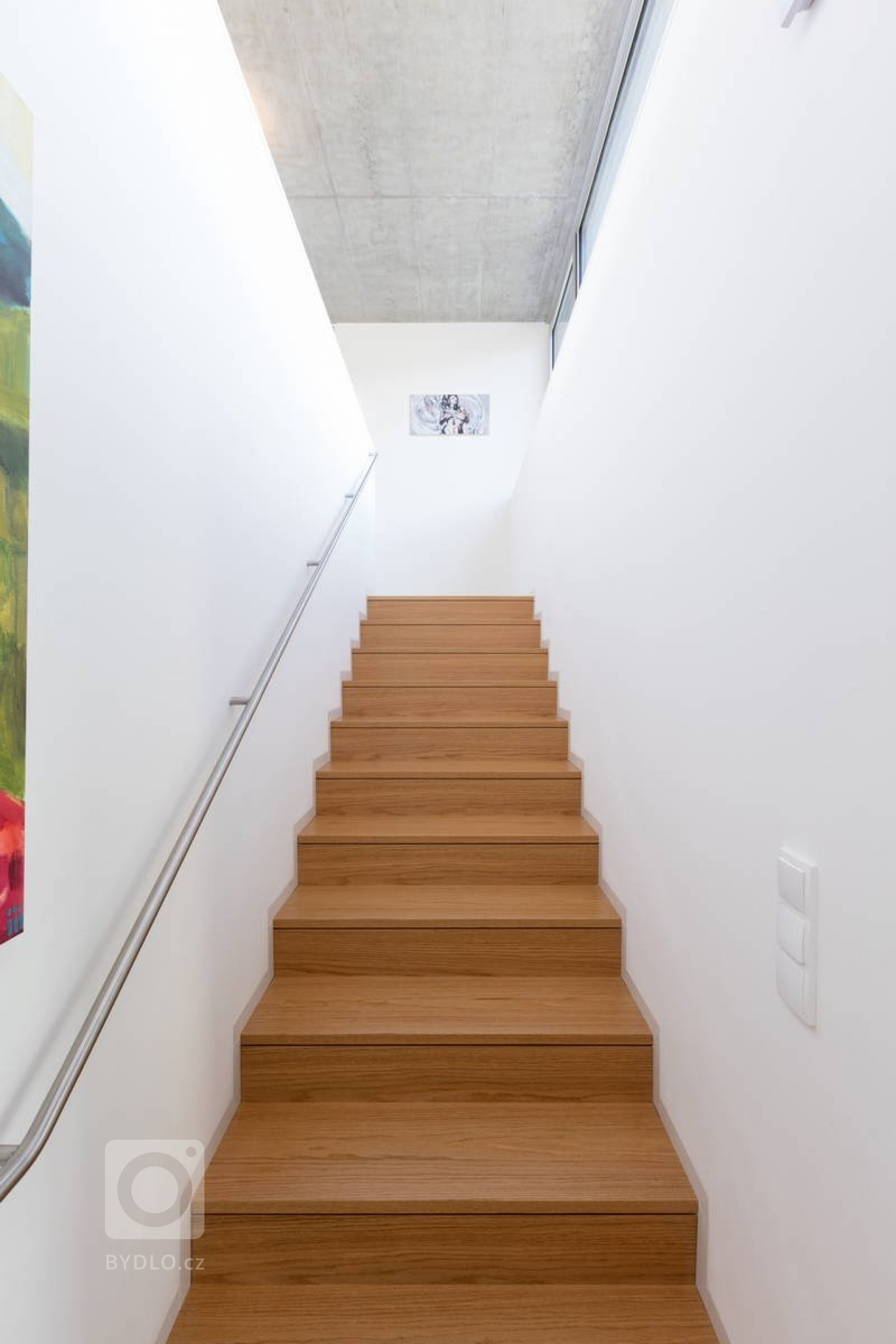 Novostavba rodinného domu se nachází v Brně &ndash; Komíně, na ulici Palcary. Malý pozemek je mírně svažitý se severo-jižní orientací, přístup na pozemek je z…