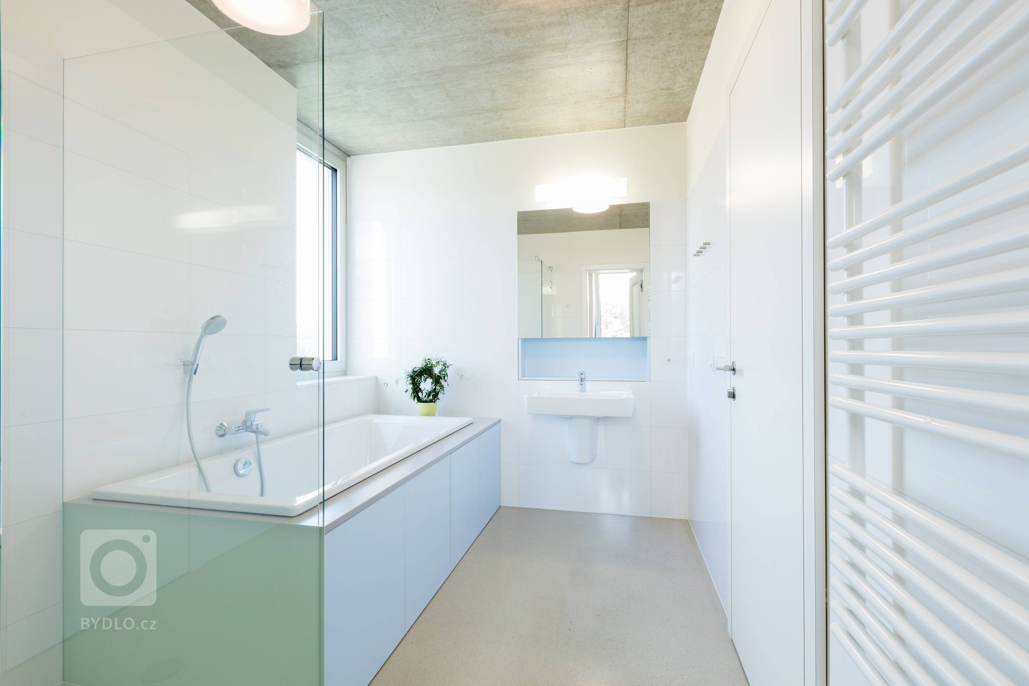 Novostavba rodinného domu se nachází v Brně &ndash; Komíně, na ulici Palcary. Malý pozemek je mírně svažitý se severo-jižní orientací, přístup na pozemek je z…