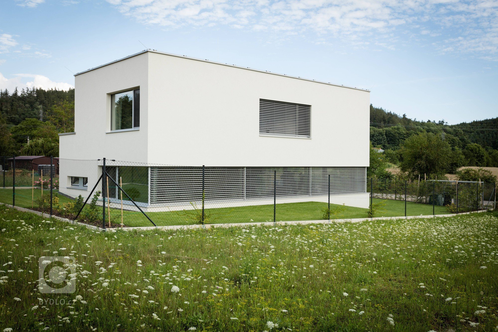 Novostavba rodinného domu se nachází v Brně &ndash; Komíně, na ulici Palcary. Malý pozemek je mírně svažitý se severo-jižní orientací, přístup na pozemek je z…