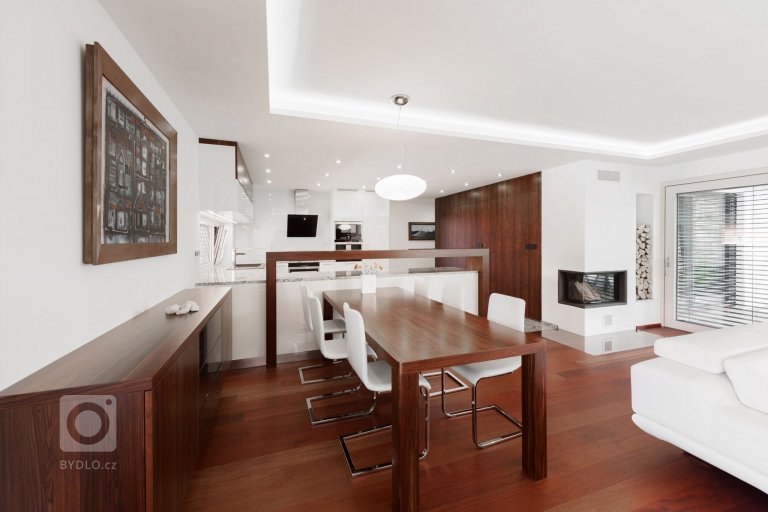 Rodinná vila byla postavená s odkazem na funkcionalistické tradice, a to včetně vnitřního prostorového řešení dispozic, kde jsme se snažili rozdělit dispozici…