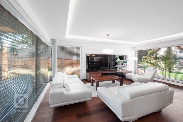 Rodinná vila byla postavená s odkazem na funkcionalistické tradice, a to včetně vnitřního prostorového řešení dispozic, kde jsme se snažili rozdělit dispozici…