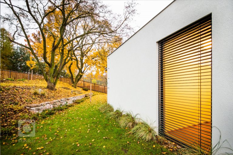 Rodinná vila byla postavená s odkazem na funkcionalistické tradice, a to včetně vnitřního prostorového řešení dispozic, kde jsme se snažili rozdělit dispozici…