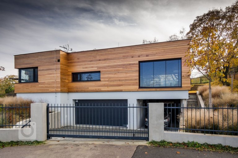 Rodinná vila byla postavená s odkazem na funkcionalistické tradice, a to včetně vnitřního prostorového řešení dispozic, kde jsme se snažili rozdělit dispozici…