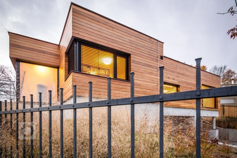 Rodinná vila byla postavená s odkazem na funkcionalistické tradice, a to včetně vnitřního prostorového řešení dispozic, kde jsme se snažili rozdělit dispozici…