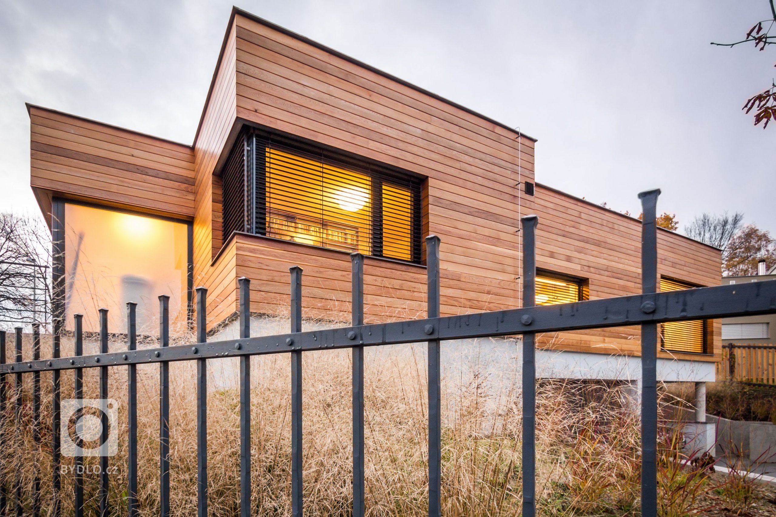 Rodinná vila byla postavená s odkazem na funkcionalistické tradice, a to včetně vnitřního prostorového řešení dispozic, kde jsme se snažili rozdělit dispozici…