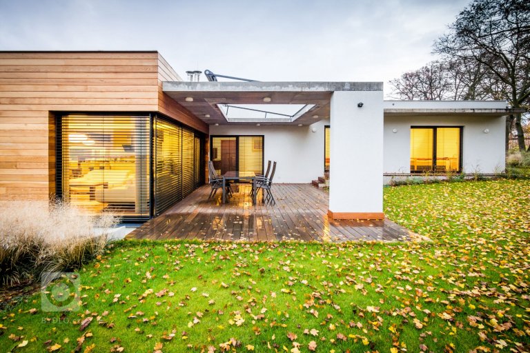 Rodinná vila byla postavená s odkazem na funkcionalistické tradice, a to včetně vnitřního prostorového řešení dispozic, kde jsme se snažili rozdělit dispozici…