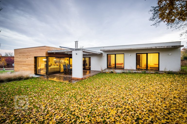 Rodinná vila byla postavená s odkazem na funkcionalistické tradice, a to včetně vnitřního prostorového řešení dispozic, kde jsme se snažili rozdělit dispozici…