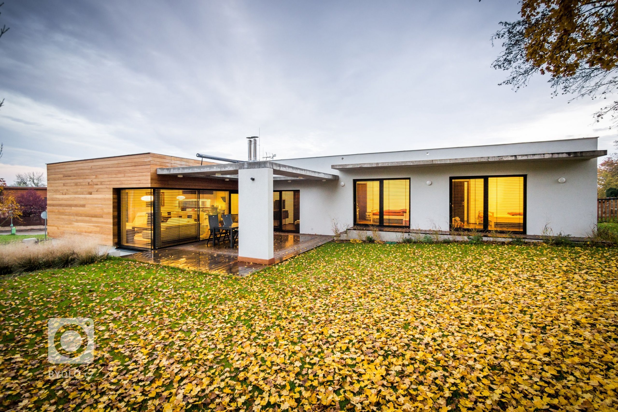 Rodinná vila byla postavená s odkazem na funkcionalistické tradice, a to včetně vnitřního prostorového řešení dispozic, kde jsme se snažili rozdělit dispozici…