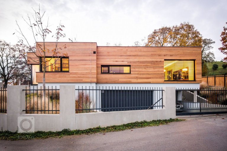 Rodinná vila byla postavená s odkazem na funkcionalistické tradice, a to včetně vnitřního prostorového řešení dispozic, kde jsme se snažili rozdělit dispozici…