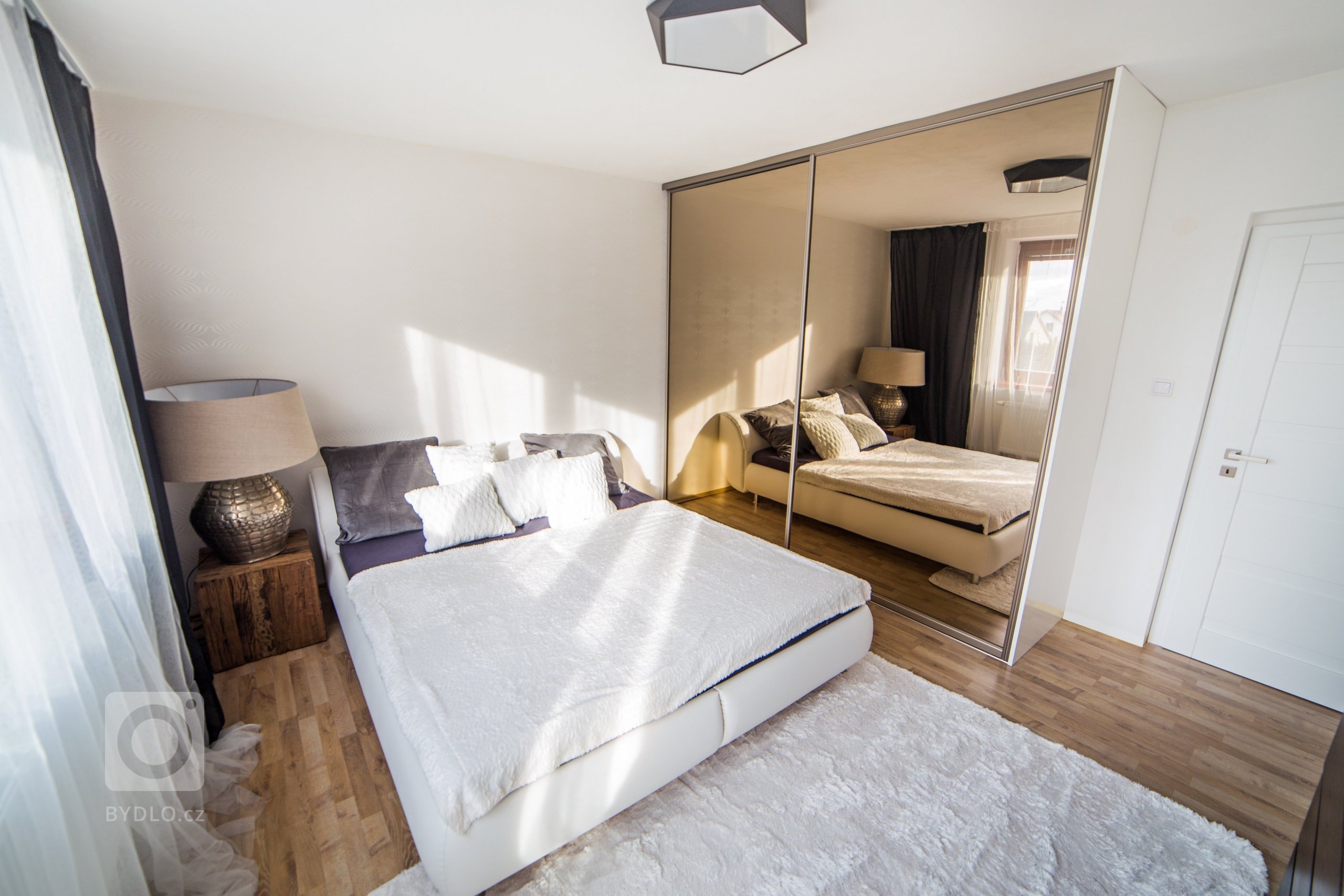 Postarší vilku nedaleko Kolína si vybrali mladí manželé jako svůj nový domov a útočiště pro klidný život s&nbsp;rychlým dosahem do hlavního města. Dům však již…