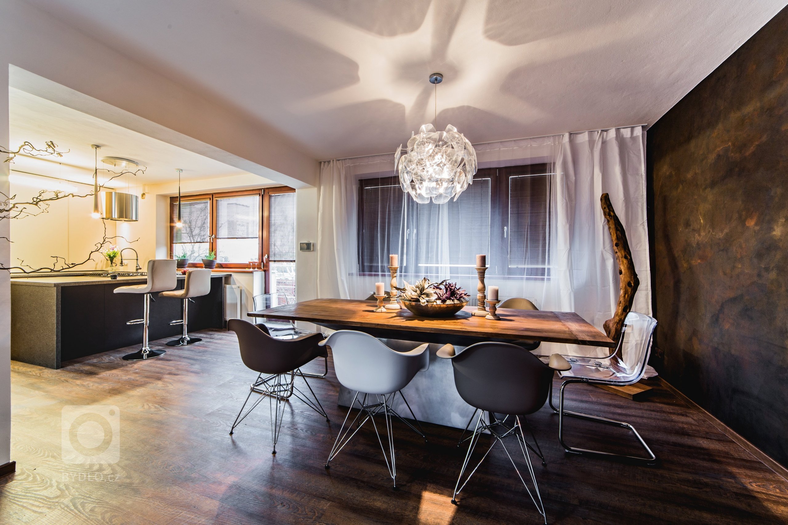 Postarší vilku nedaleko Kolína si vybrali mladí manželé jako svůj nový domov a útočiště pro klidný život s&nbsp;rychlým dosahem do hlavního města. Dům však již…