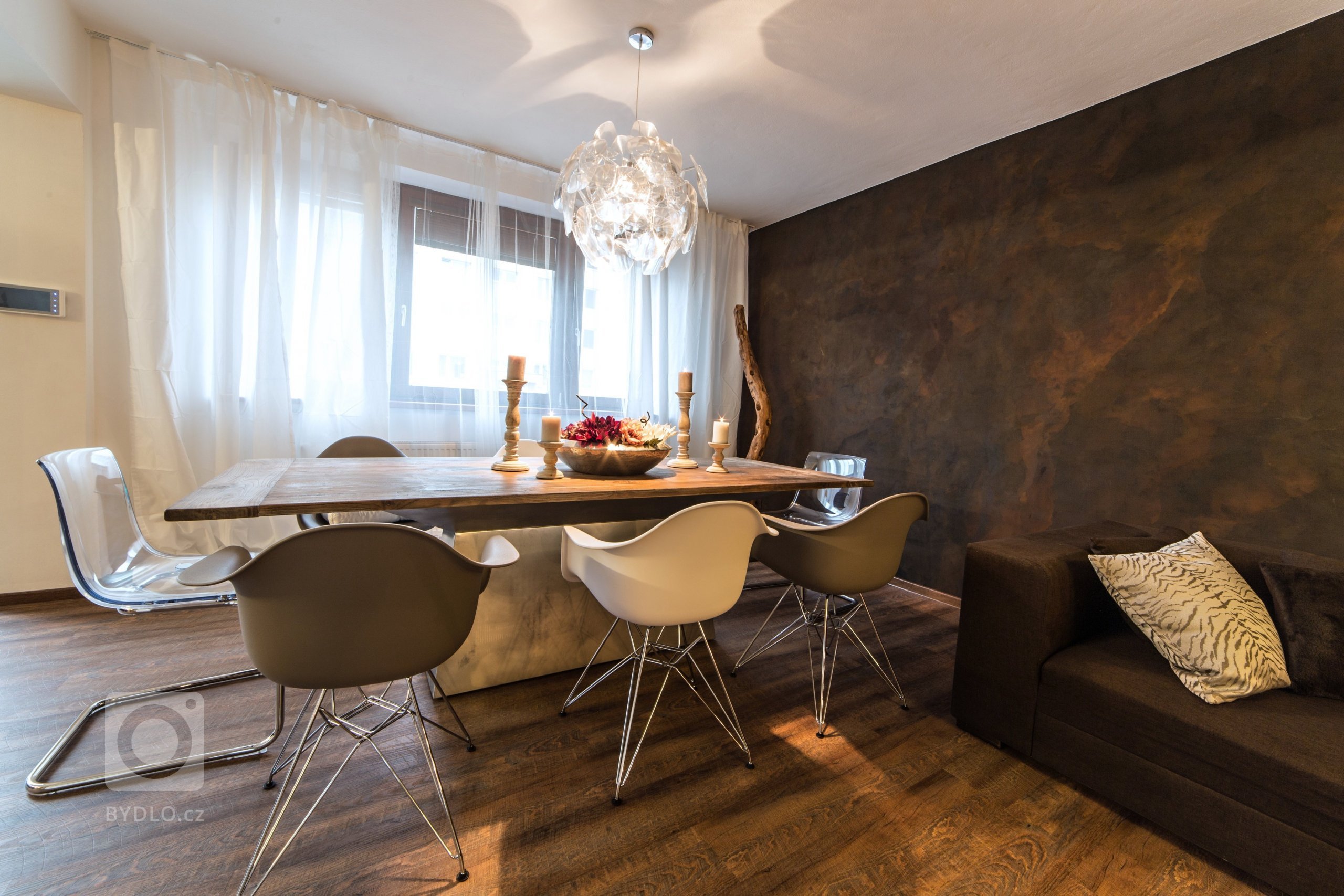 Postarší vilku nedaleko Kolína si vybrali mladí manželé jako svůj nový domov a útočiště pro klidný život s&nbsp;rychlým dosahem do hlavního města. Dům však již…