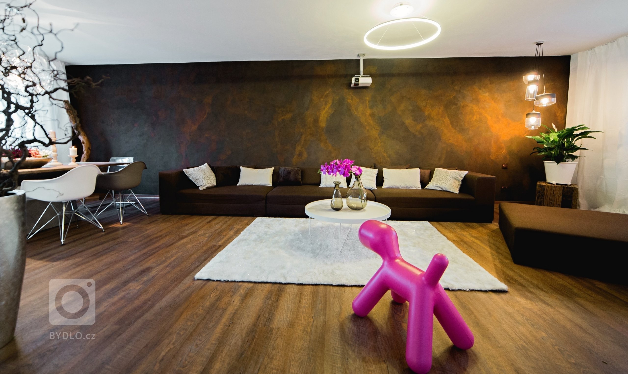 Postarší vilku nedaleko Kolína si vybrali mladí manželé jako svůj nový domov a útočiště pro klidný život s&nbsp;rychlým dosahem do hlavního města. Dům však již…