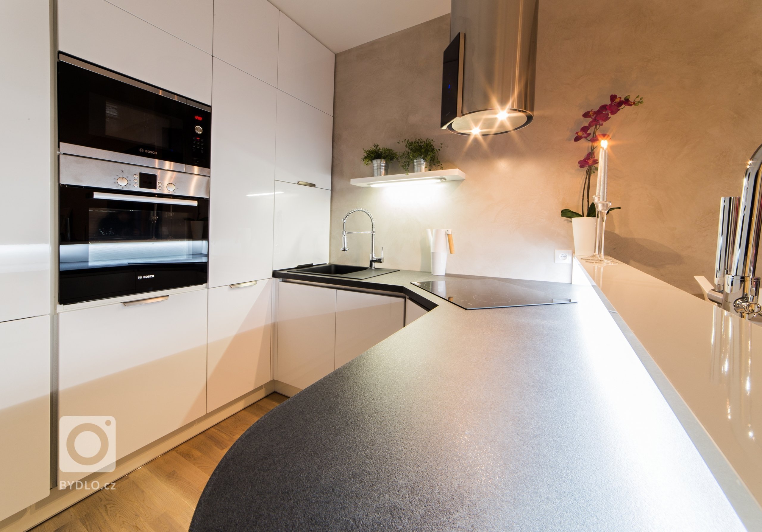 Majitelka si přála v bytě velkou vanu. Bez ohledu na to, že si pořídila nevelké 2+kk s miniaturní koupelnou, kam bylo možné umístit sotva malý sprchový kout.…