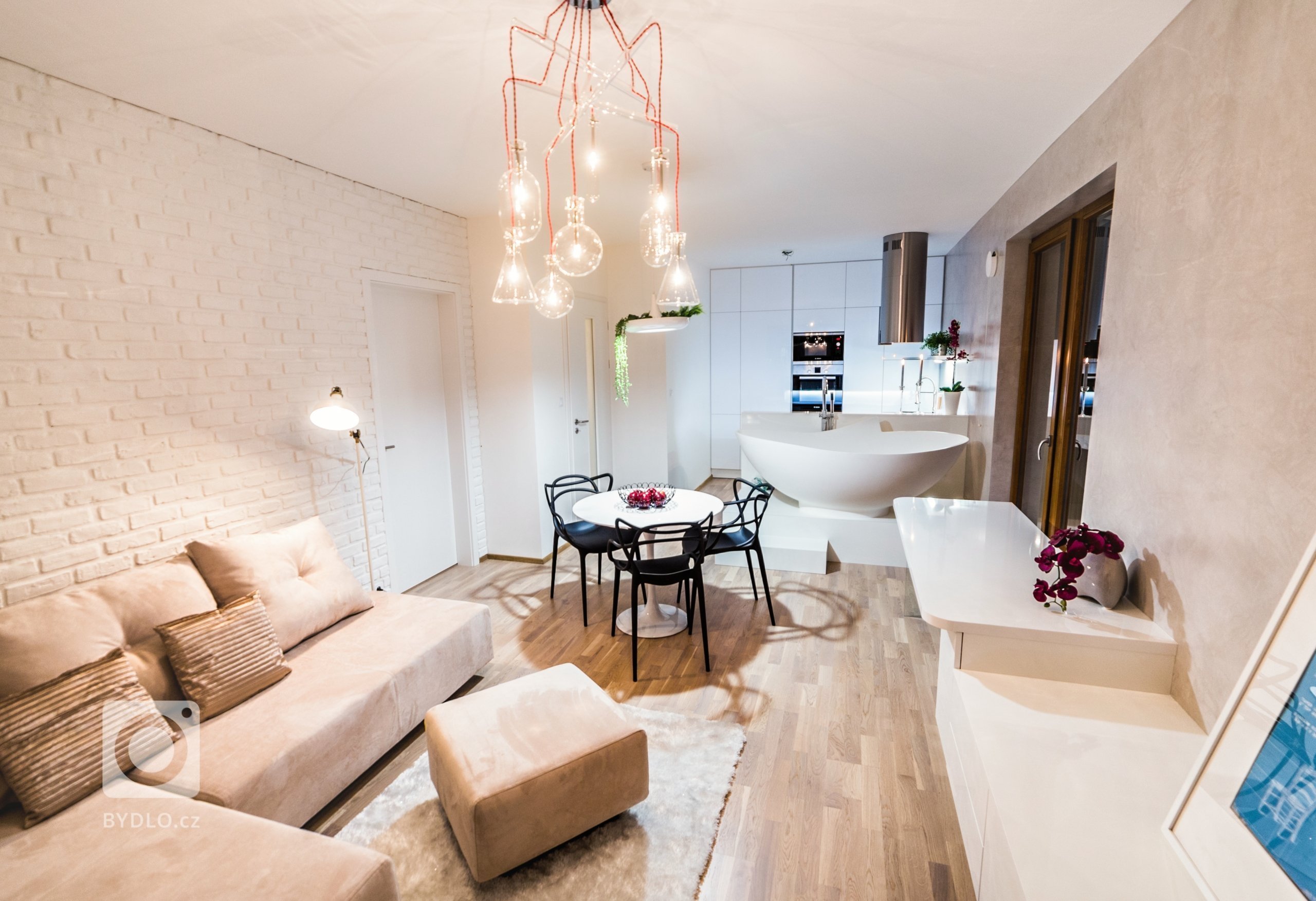 Majitelka si přála v bytě velkou vanu. Bez ohledu na to, že si pořídila nevelké 2+kk s miniaturní koupelnou, kam bylo možné umístit sotva malý sprchový kout.…