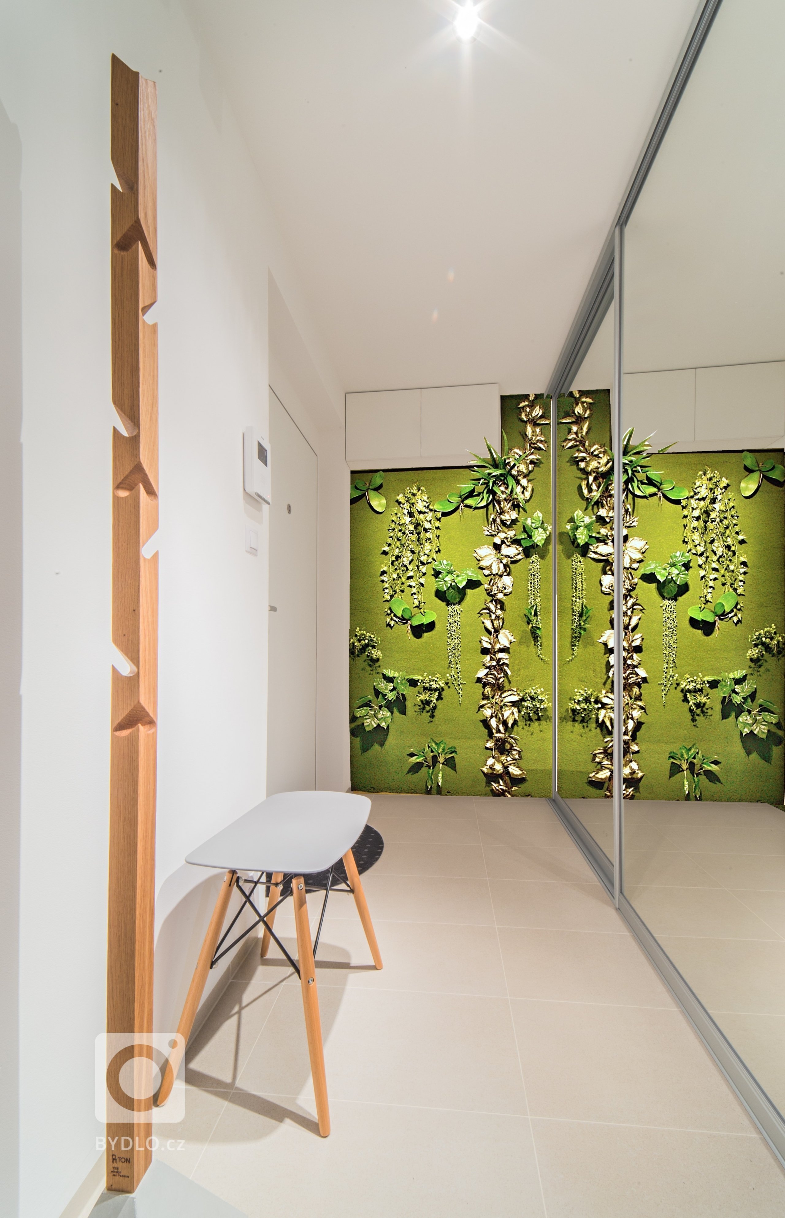 Majitelka si přála v bytě velkou vanu. Bez ohledu na to, že si pořídila nevelké 2+kk s miniaturní koupelnou, kam bylo možné umístit sotva malý sprchový kout.…