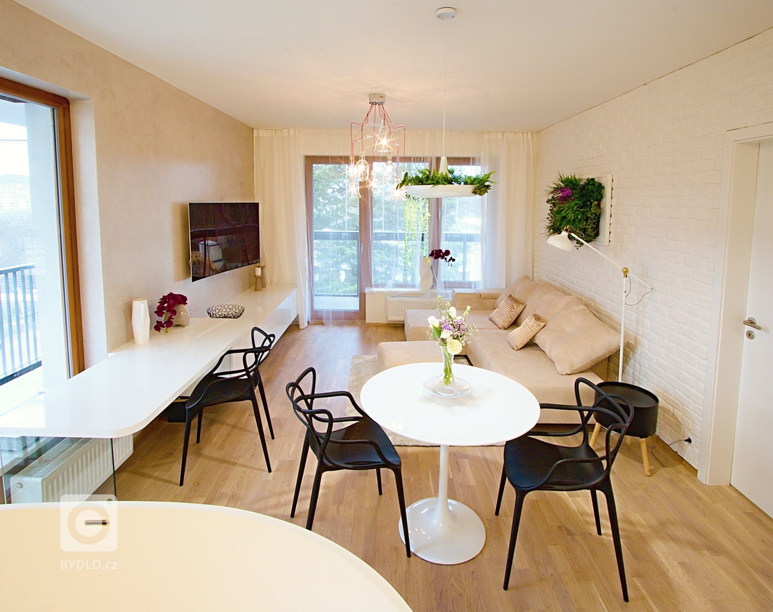 Majitelka si přála v bytě velkou vanu. Bez ohledu na to, že si pořídila nevelké 2+kk s miniaturní koupelnou, kam bylo možné umístit sotva malý sprchový kout.…