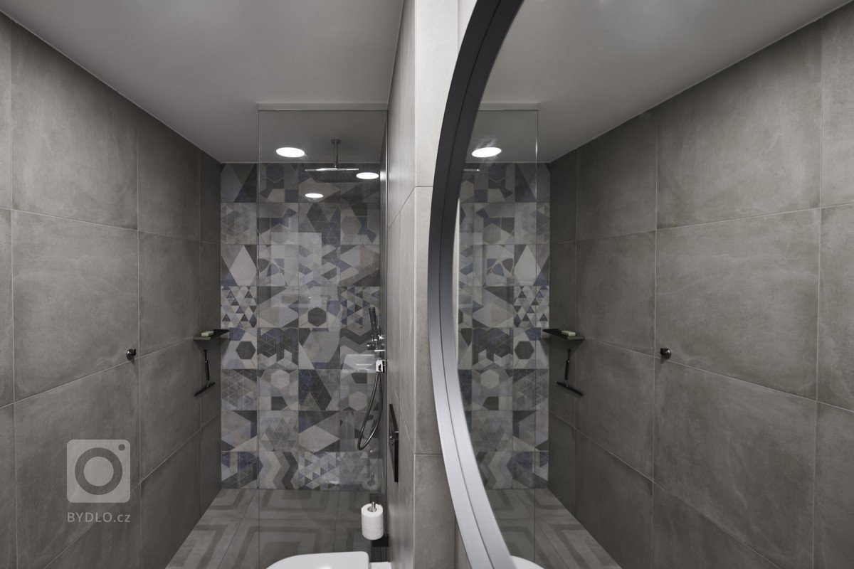 Moderní koupelna v pražském ateliéru doplnění sanitou od Keramiky Soukup
