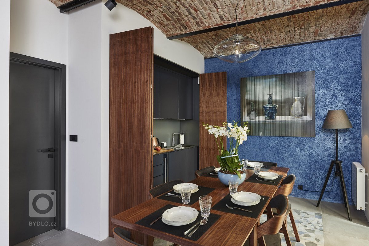 Moderní interiér v pražském ateliéru - dlažba a obklady od Keramiky Soukup