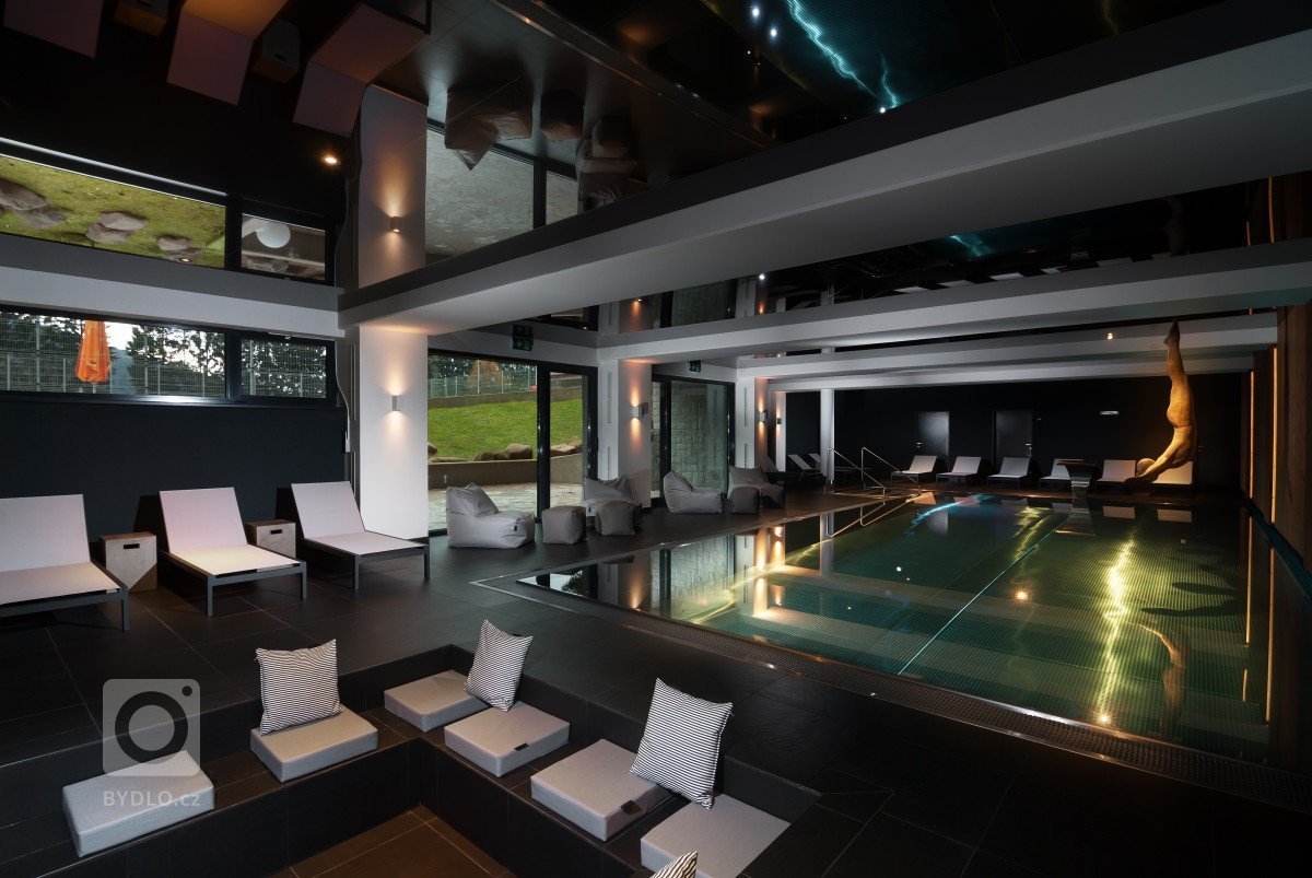 Bazén a jeho okolí v hotelu Bedřiška - Keramiky Soukup