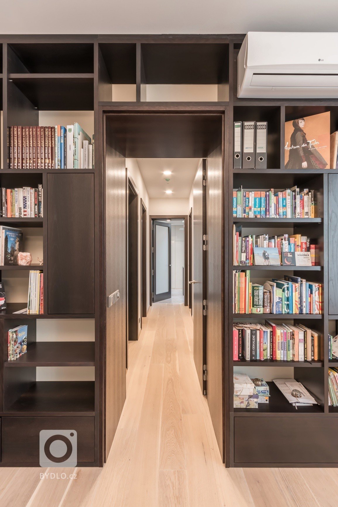 Nový dům na historických sklepech, to je výsledek našeho citlivého snažení, které se inspirovalo požadavky investora. Ladění detailů jsme zvládli na jedničku.…