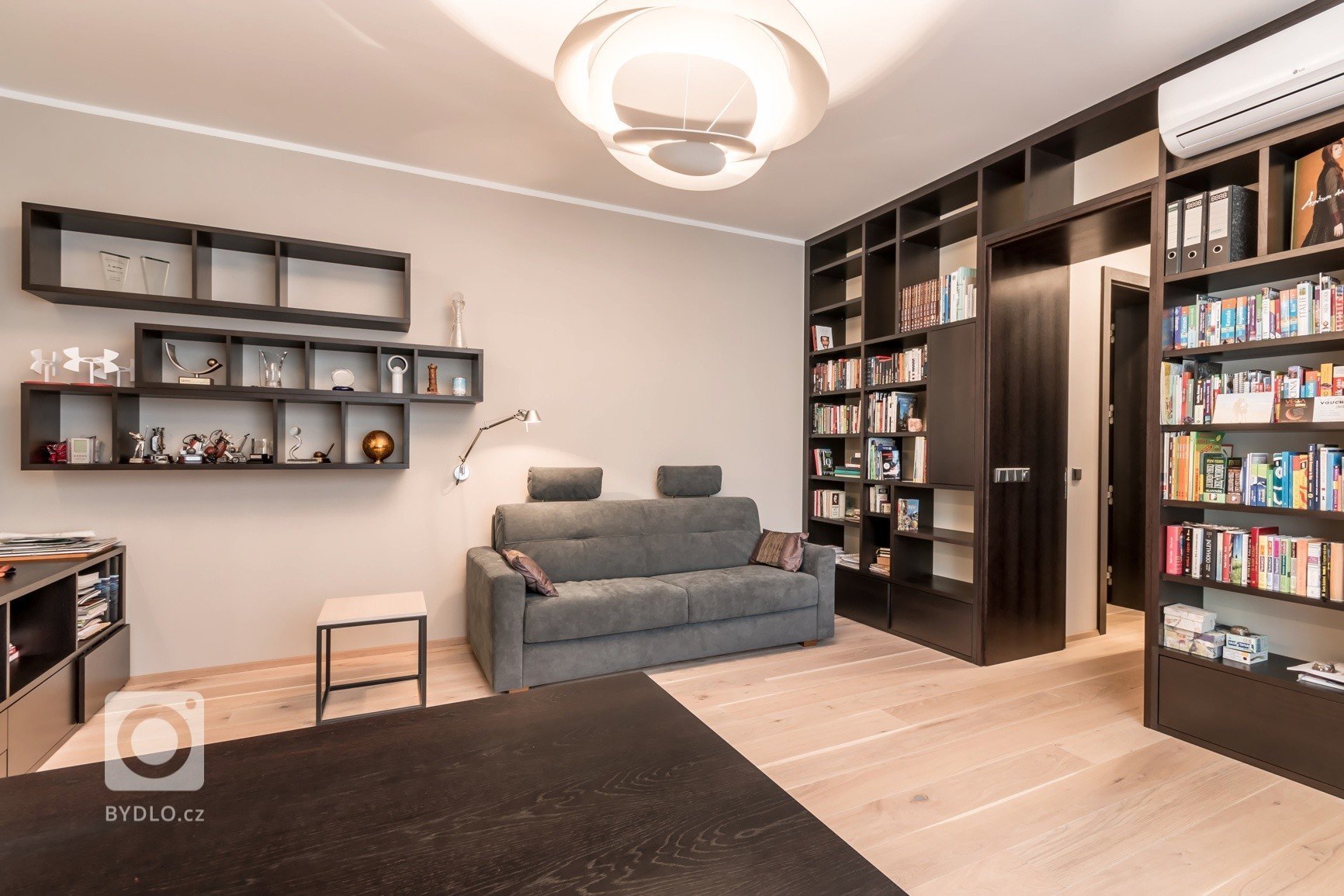 Nový dům na historických sklepech, to je výsledek našeho citlivého snažení, které se inspirovalo požadavky investora. Ladění detailů jsme zvládli na jedničku.…