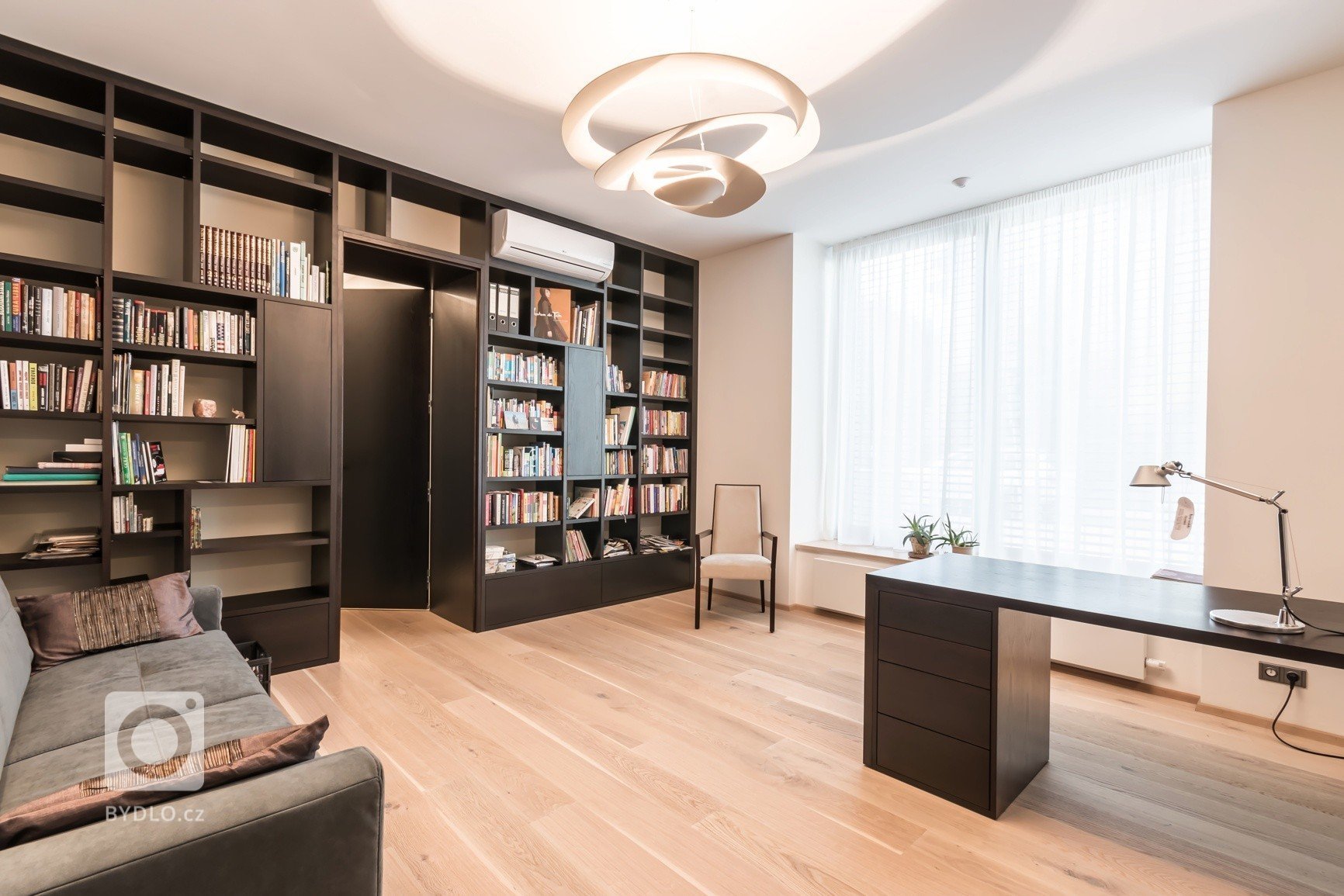 Nový dům na historických sklepech, to je výsledek našeho citlivého snažení, které se inspirovalo požadavky investora. Ladění detailů jsme zvládli na jedničku.…