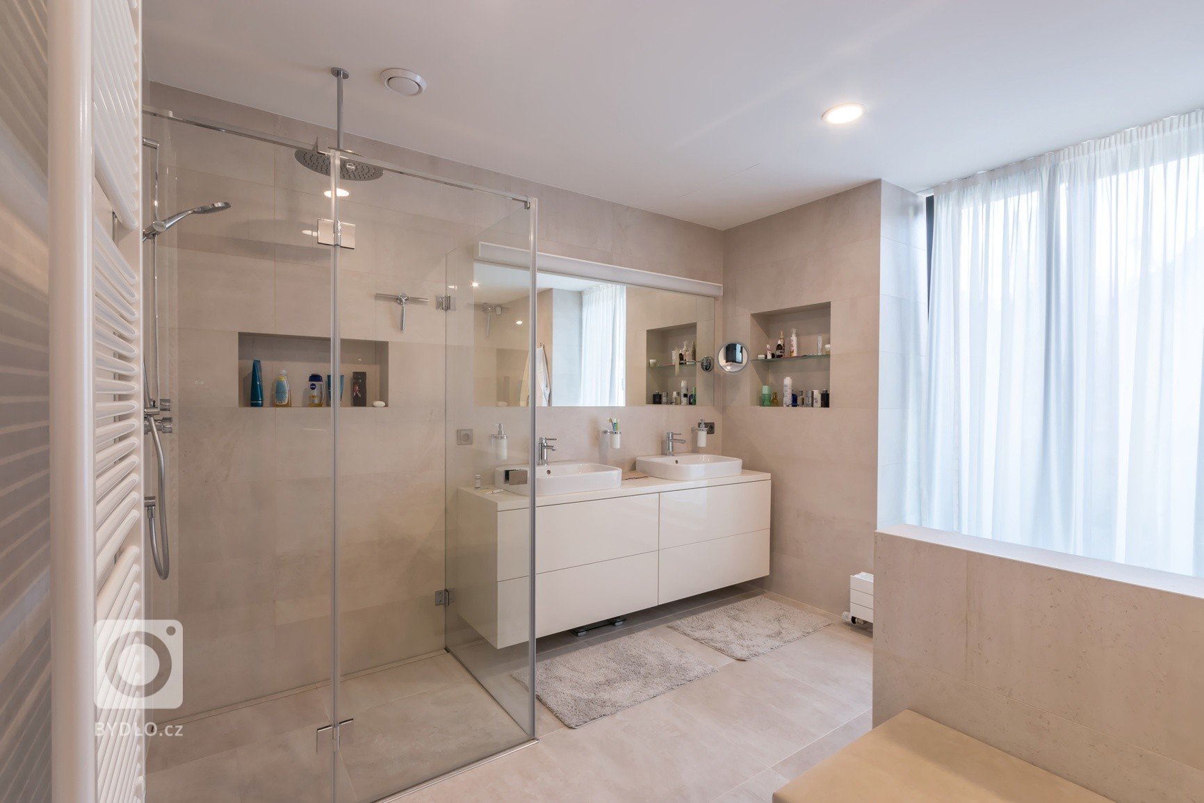 Nový dům na historických sklepech, to je výsledek našeho citlivého snažení, které se inspirovalo požadavky investora. Ladění detailů jsme zvládli na jedničku.…