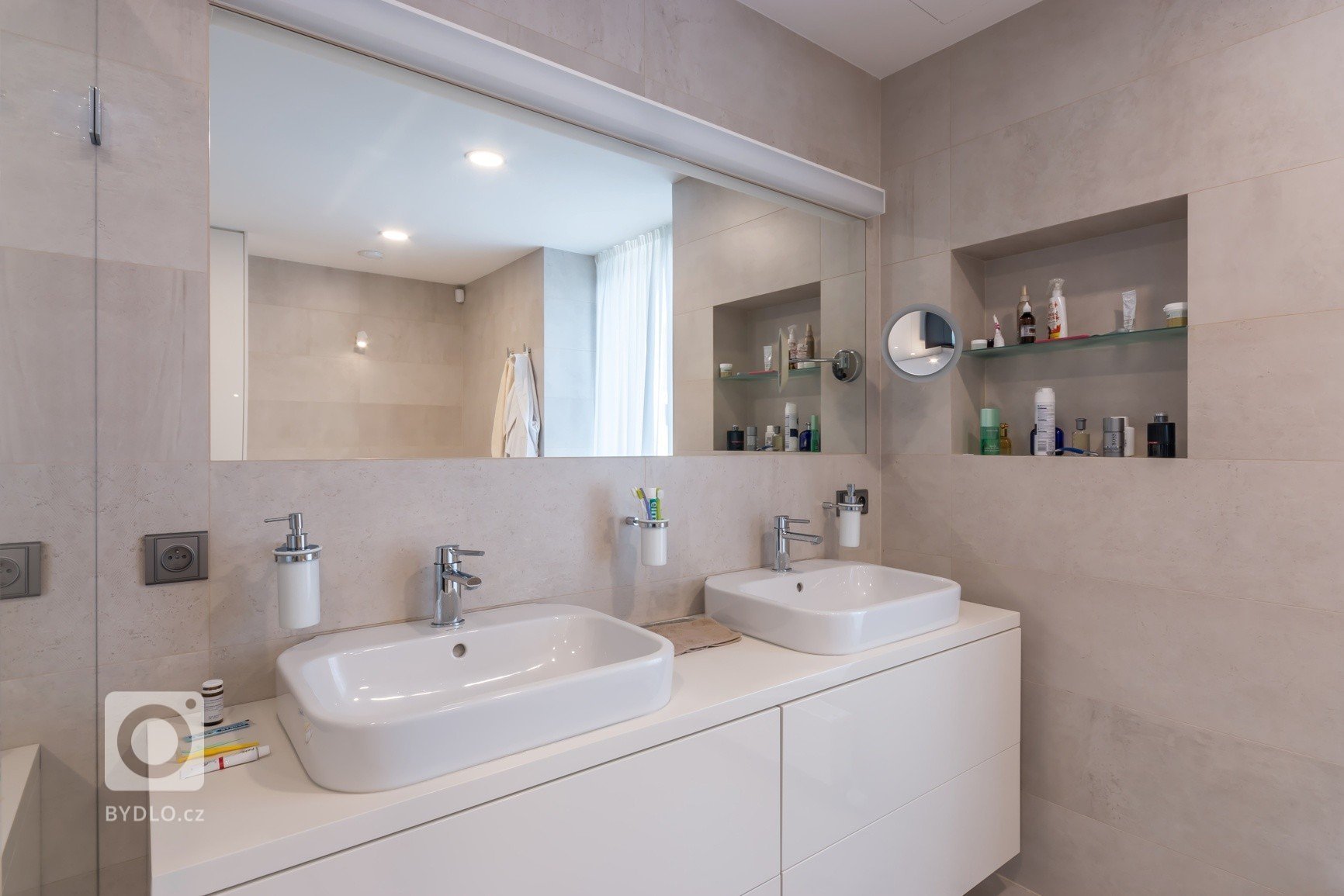 Nový dům na historických sklepech, to je výsledek našeho citlivého snažení, které se inspirovalo požadavky investora. Ladění detailů jsme zvládli na jedničku.…