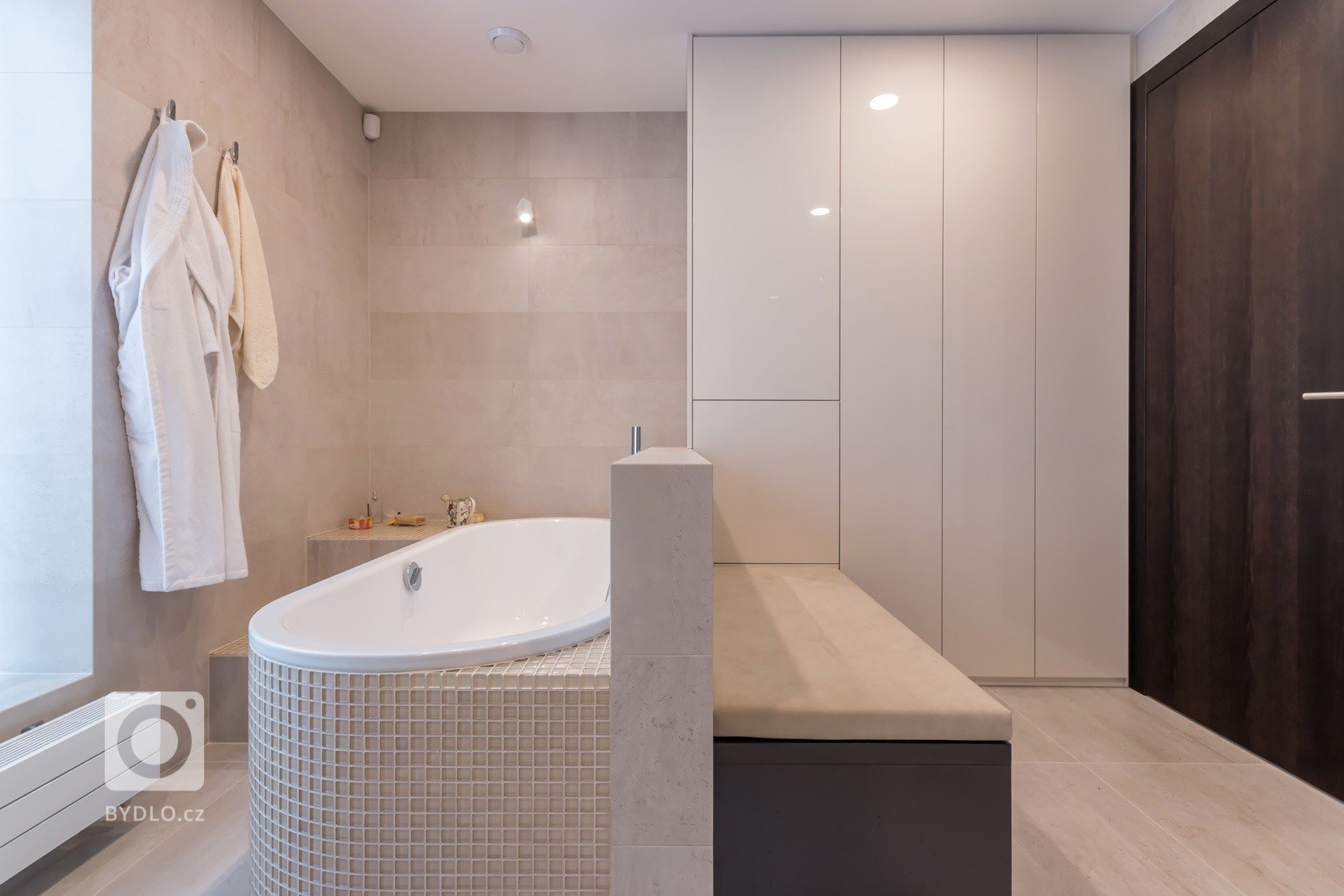 Nový dům na historických sklepech, to je výsledek našeho citlivého snažení, které se inspirovalo požadavky investora. Ladění detailů jsme zvládli na jedničku.…