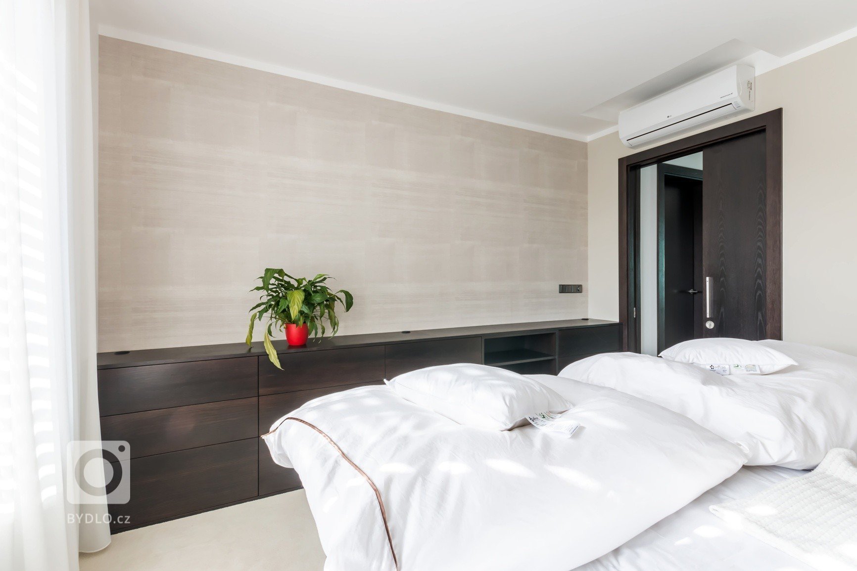 Nový dům na historických sklepech, to je výsledek našeho citlivého snažení, které se inspirovalo požadavky investora. Ladění detailů jsme zvládli na jedničku.…