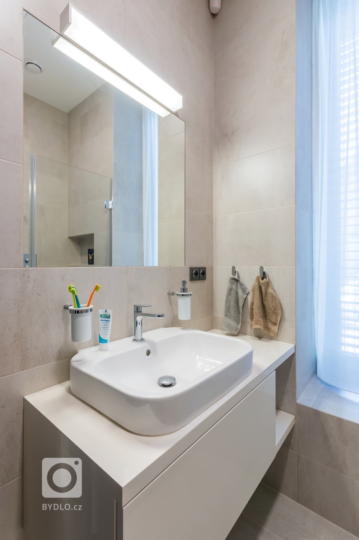 Nový dům na historických sklepech, to je výsledek našeho citlivého snažení, které se inspirovalo požadavky investora. Ladění detailů jsme zvládli na jedničku.…