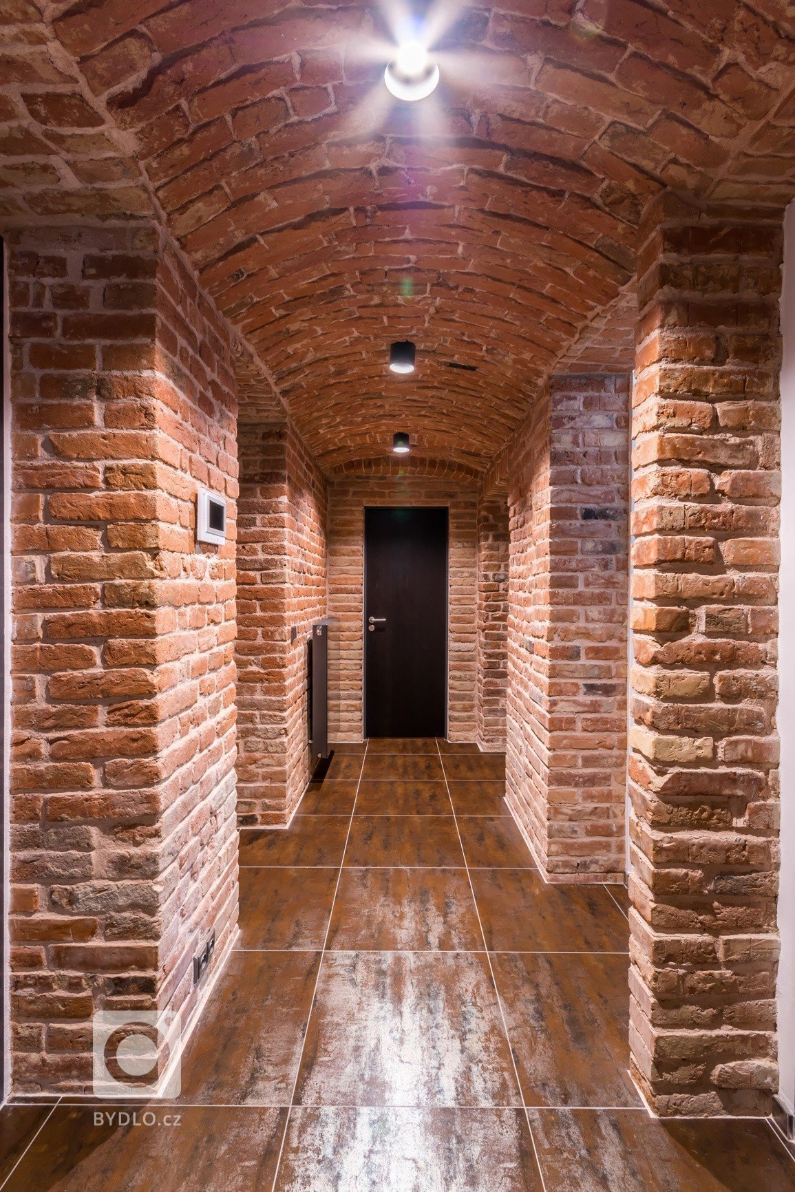 Nový dům na historických sklepech, to je výsledek našeho citlivého snažení, které se inspirovalo požadavky investora. Ladění detailů jsme zvládli na jedničku.…