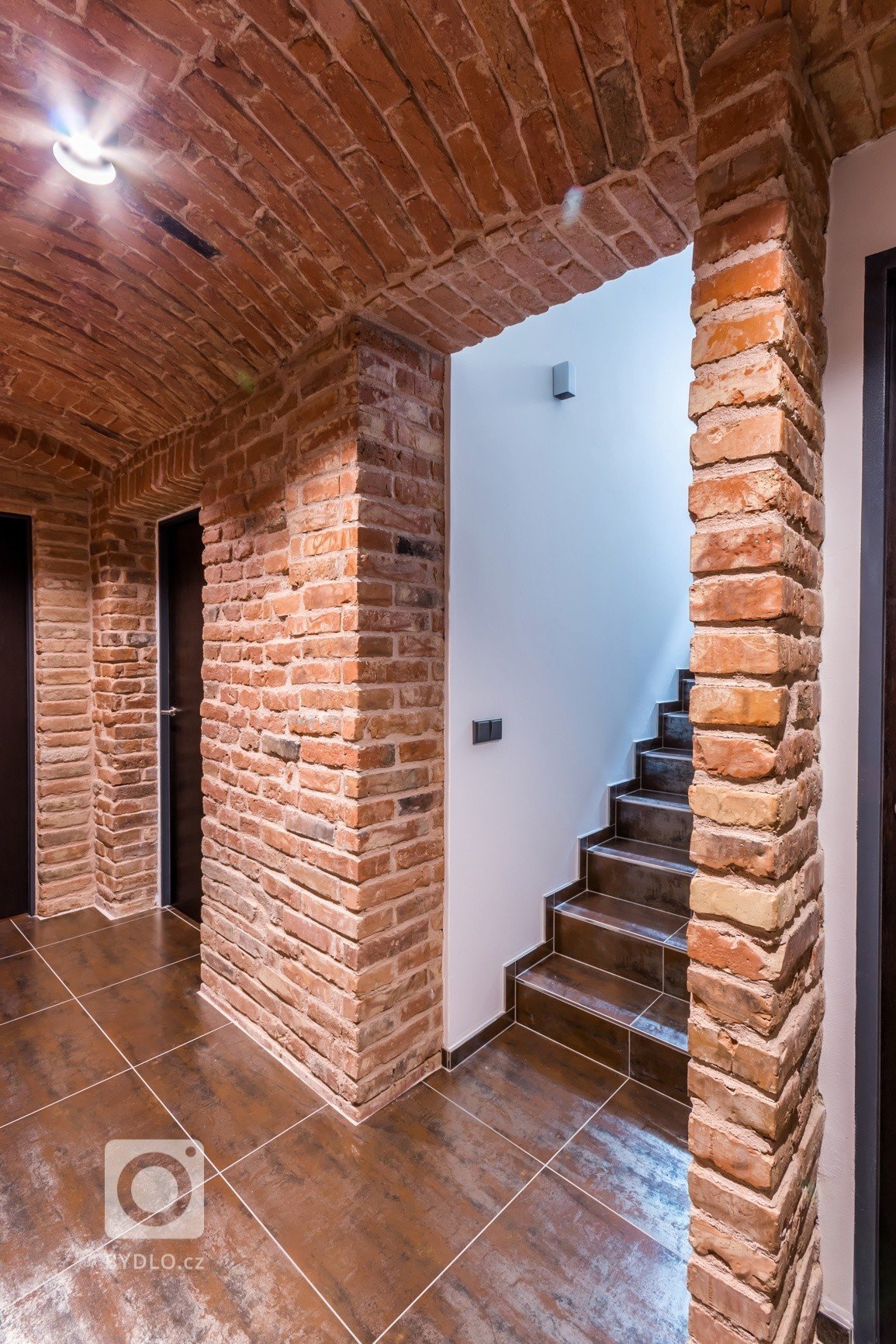 Nový dům na historických sklepech, to je výsledek našeho citlivého snažení, které se inspirovalo požadavky investora. Ladění detailů jsme zvládli na jedničku.…