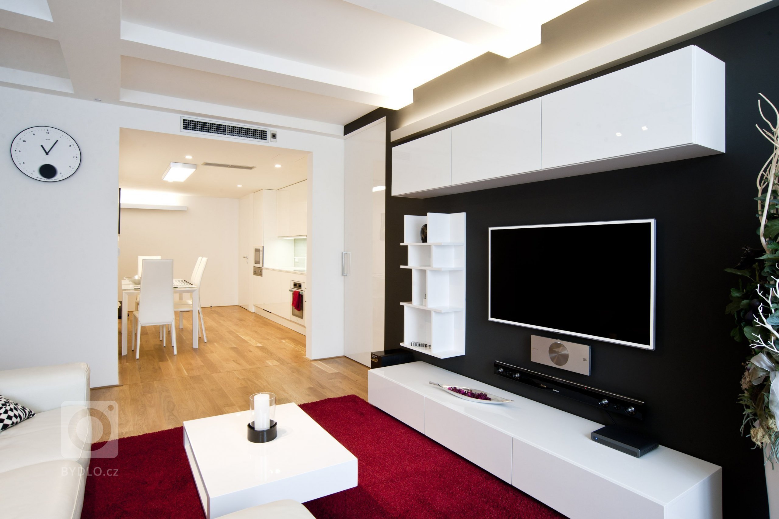 Interiérový design na vynikající adrese. Tak lze vystihnout realizaci v&nbsp;luxusním pražském bytě s&nbsp;atraktivním nábytkem navrženým na míru.&nbsp…