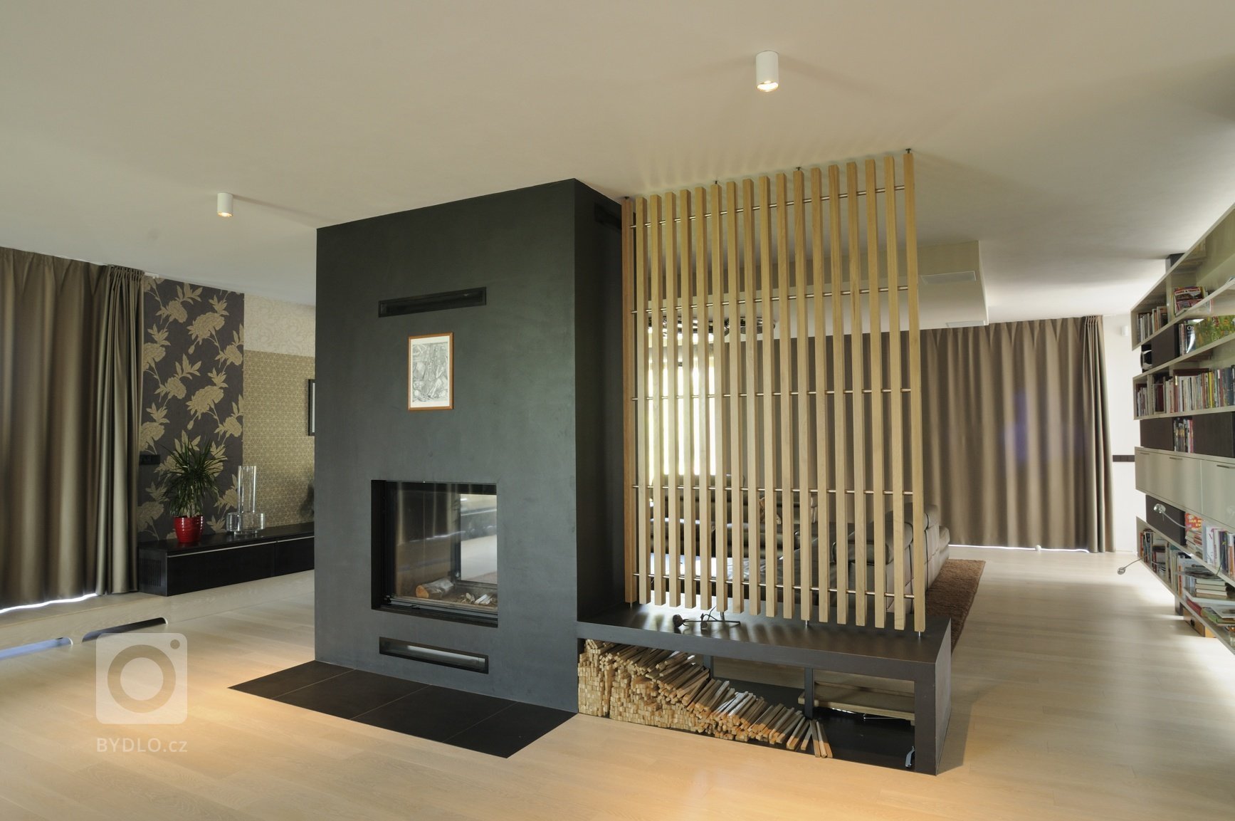 Výjimečná realizace ve výjimečném domě zahrnula výrobu nábytku na míru i praktické stavební úpravy. Podstata novostavby domu, stojícího nedaleko lesa v&nbsp…