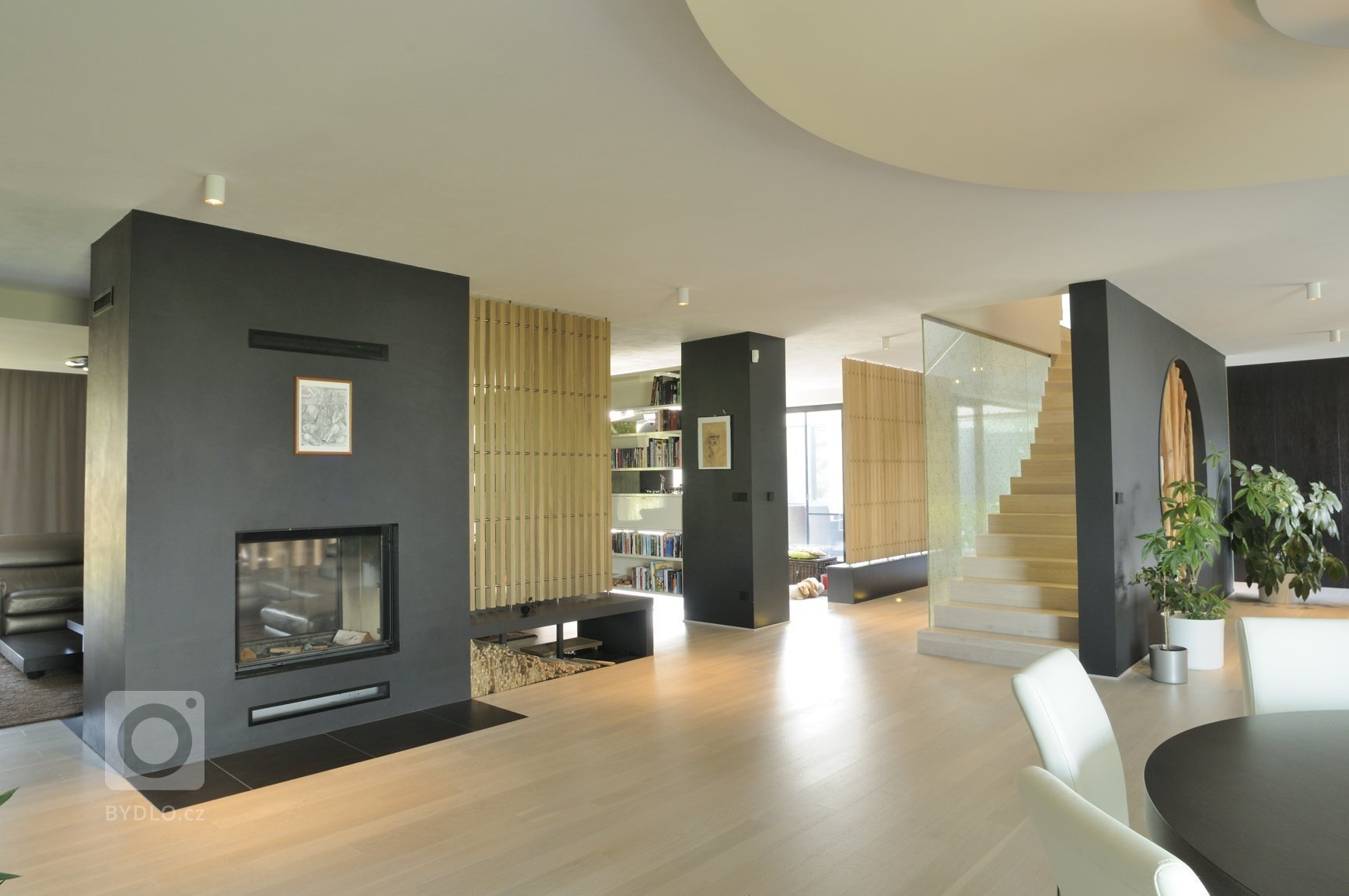 Výjimečná realizace ve výjimečném domě zahrnula výrobu nábytku na míru i praktické stavební úpravy. Podstata novostavby domu, stojícího nedaleko lesa v&nbsp…