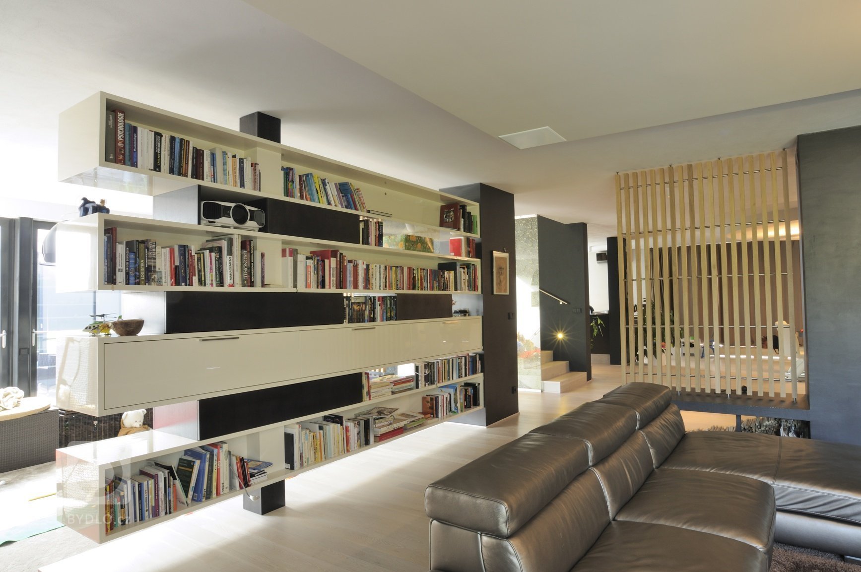 Výjimečná realizace ve výjimečném domě zahrnula výrobu nábytku na míru i praktické stavební úpravy. Podstata novostavby domu, stojícího nedaleko lesa v&nbsp…