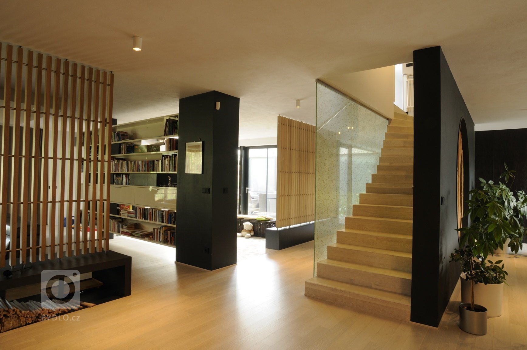 Výjimečná realizace ve výjimečném domě zahrnula výrobu nábytku na míru i praktické stavební úpravy. Podstata novostavby domu, stojícího nedaleko lesa v&nbsp…