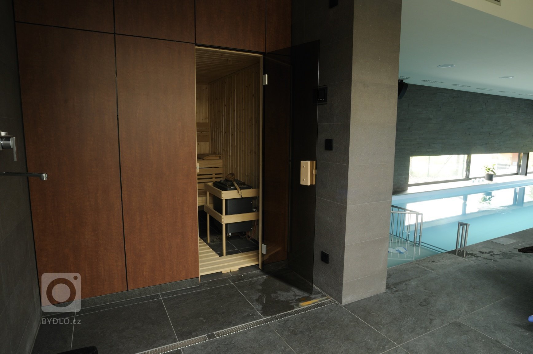 Výjimečná realizace ve výjimečném domě zahrnula výrobu nábytku na míru i praktické stavební úpravy. Podstata novostavby domu, stojícího nedaleko lesa v&nbsp…