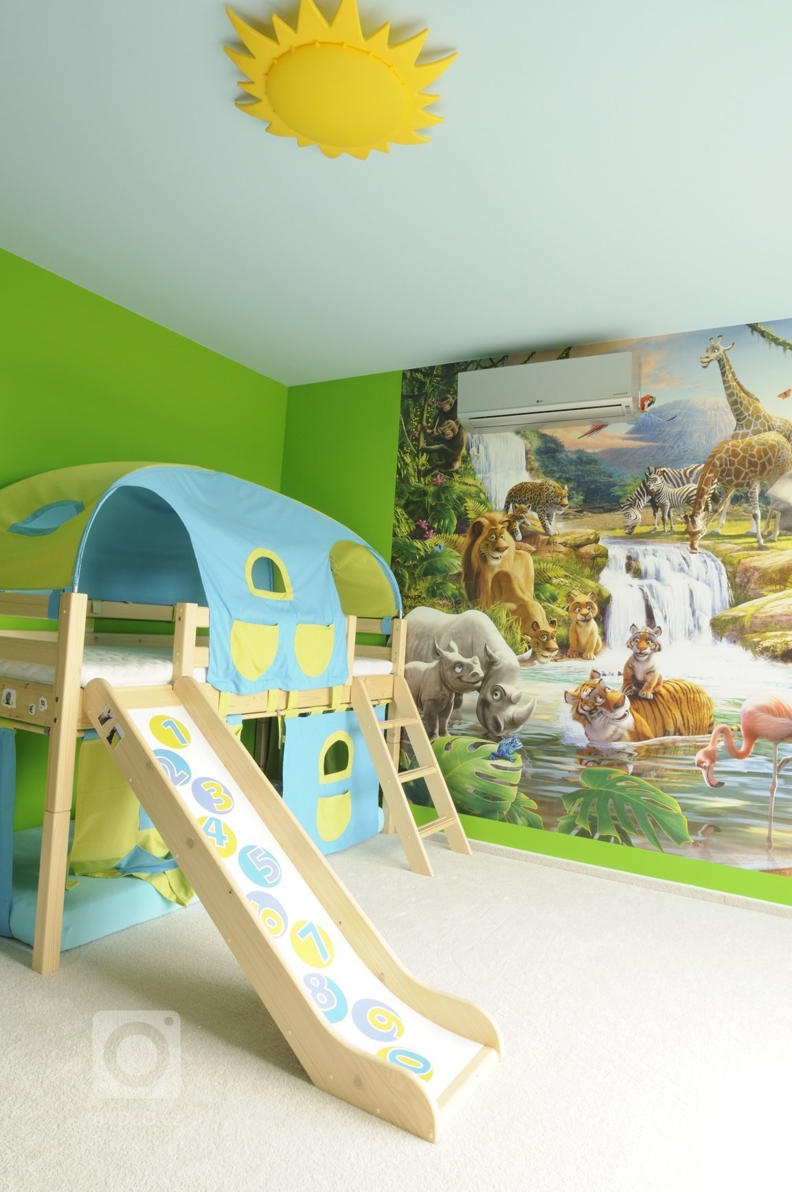 Výjimečná realizace ve výjimečném domě zahrnula výrobu nábytku na míru i praktické stavební úpravy. Podstata novostavby domu, stojícího nedaleko lesa v&nbsp…