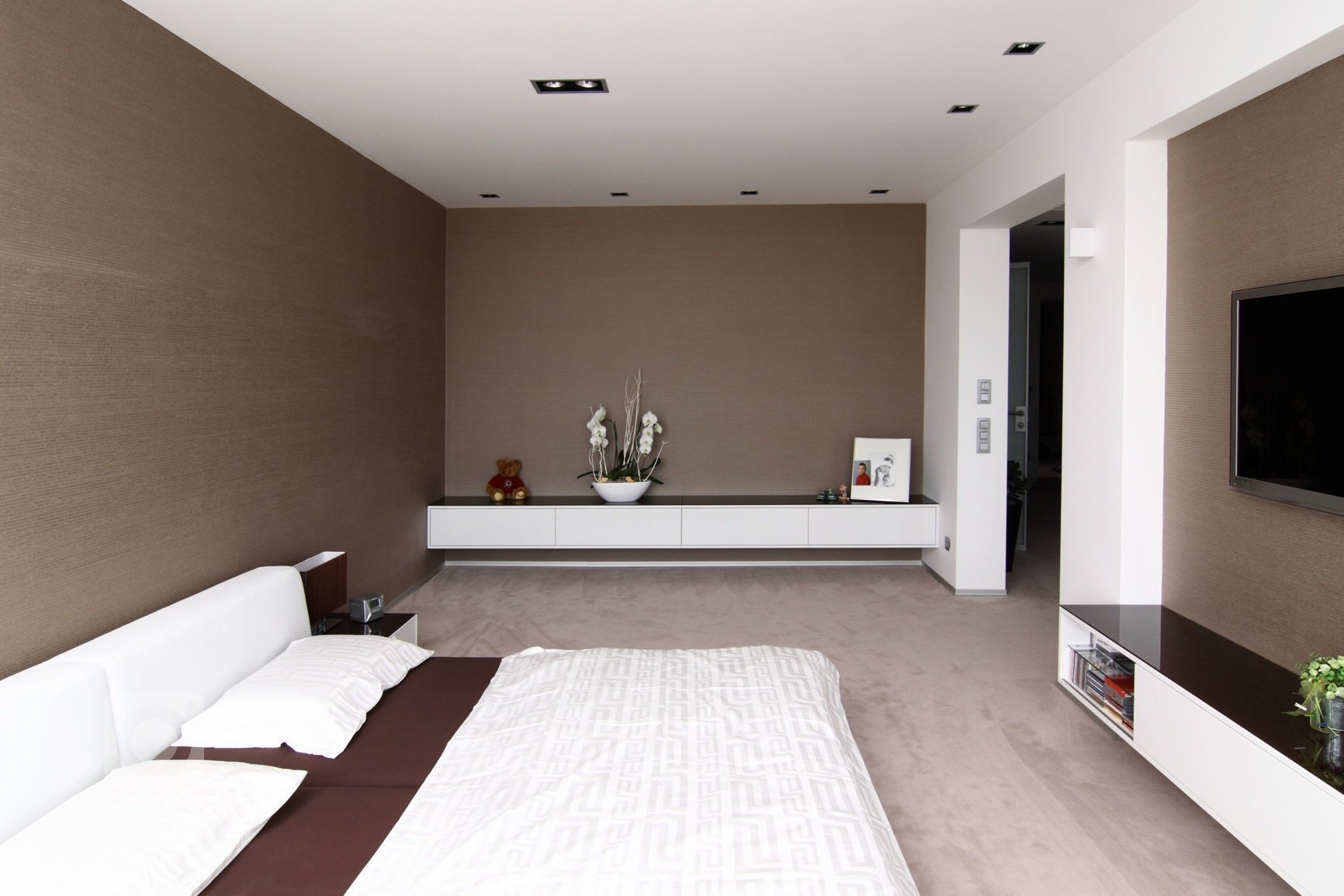 Realizace interiéru plná vzdušnosti a pocitu svobody přinesla použití netradičních materiálů a designového nábytku.&nbsp;Dispozice: 5kk Užitná plocha: 480 m2…