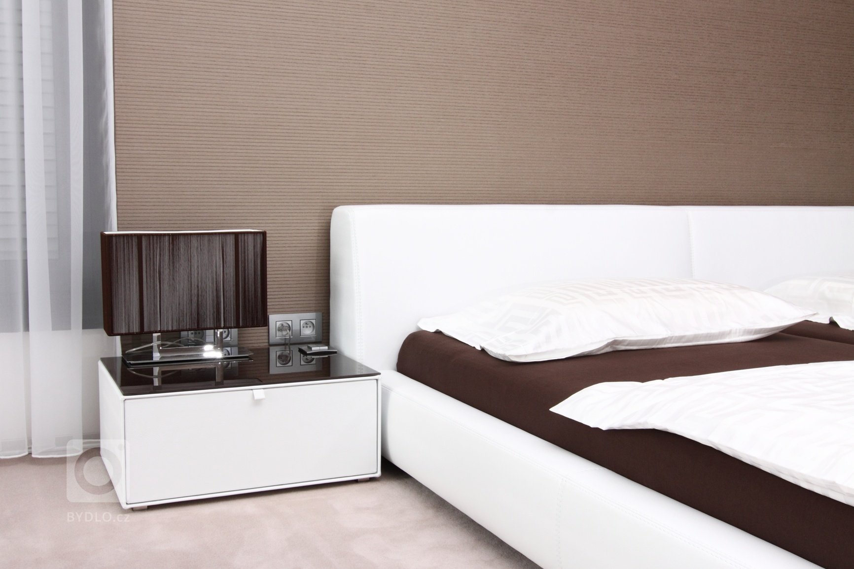 Realizace interiéru plná vzdušnosti a pocitu svobody přinesla použití netradičních materiálů a designového nábytku.&nbsp;Dispozice: 5kk Užitná plocha: 480 m2…