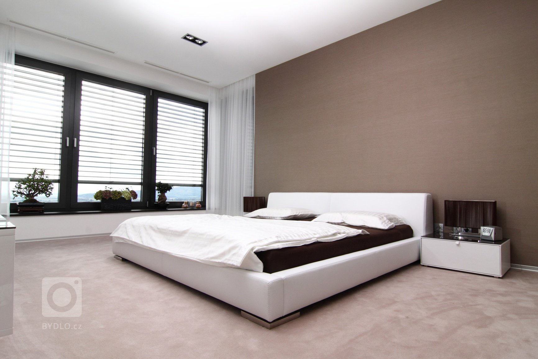 Realizace interiéru plná vzdušnosti a pocitu svobody přinesla použití netradičních materiálů a designového nábytku.&nbsp;Dispozice: 5kk Užitná plocha: 480 m2…