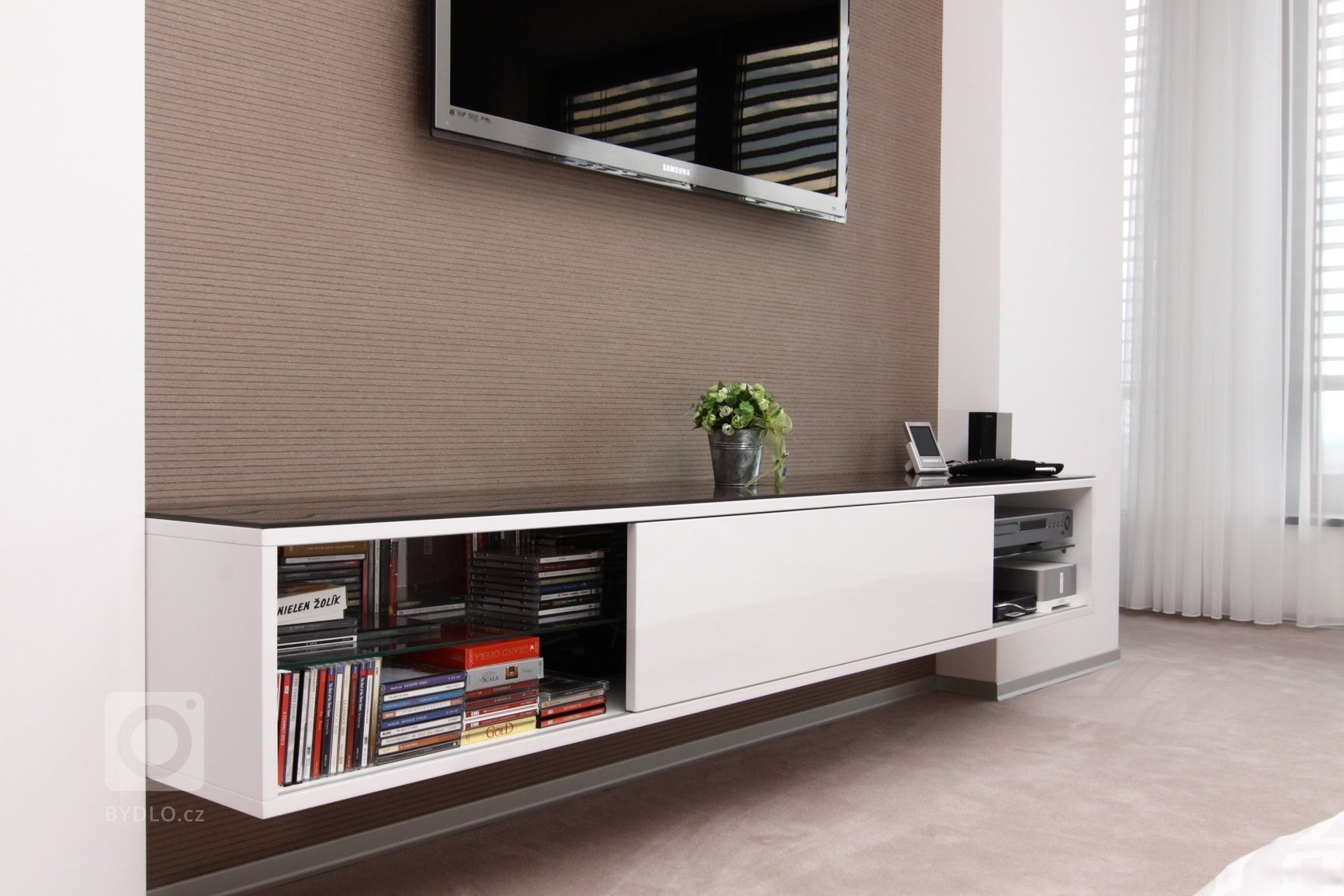 Realizace interiéru plná vzdušnosti a pocitu svobody přinesla použití netradičních materiálů a designového nábytku.&nbsp;Dispozice: 5kk Užitná plocha: 480 m2…