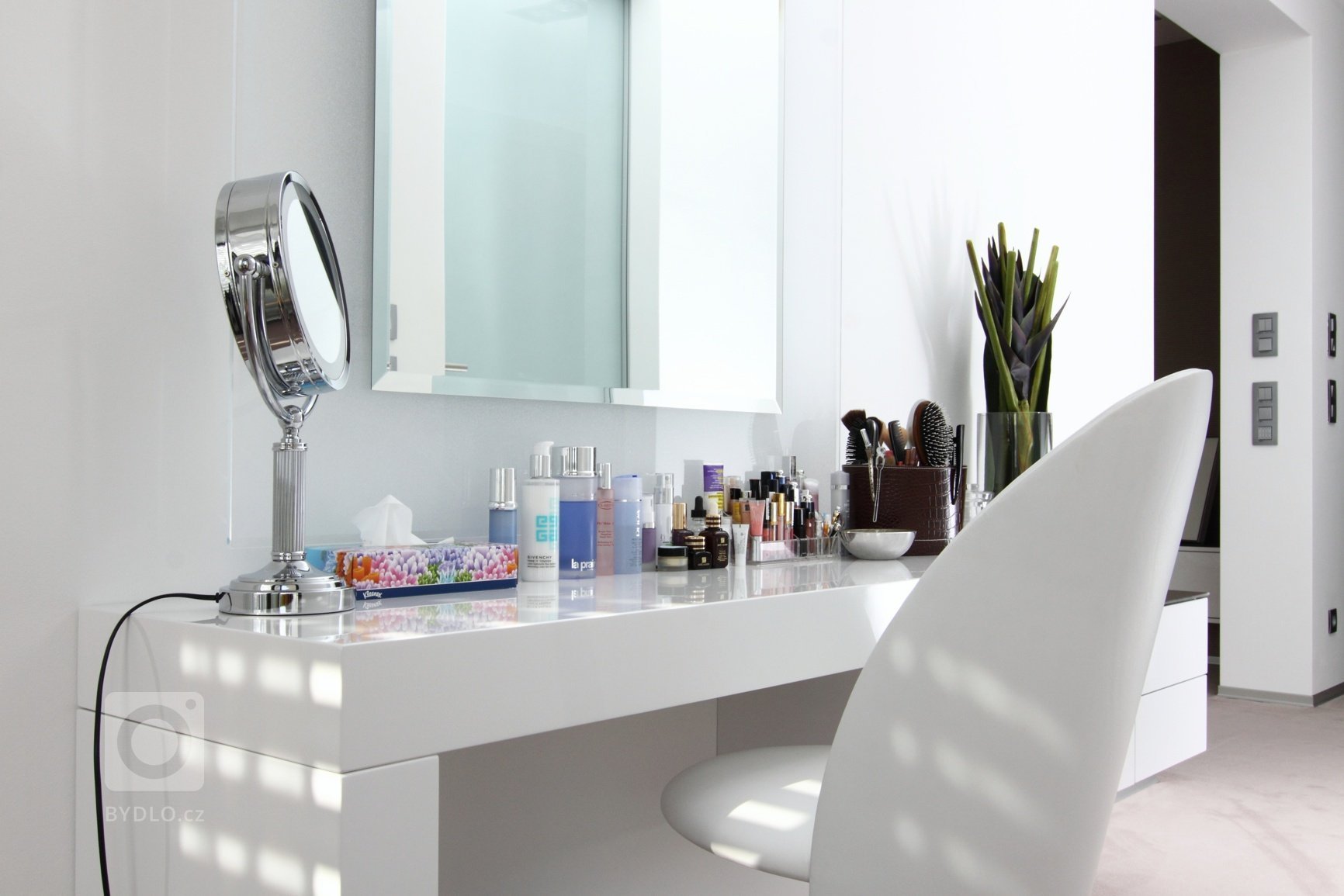 Realizace interiéru plná vzdušnosti a pocitu svobody přinesla použití netradičních materiálů a designového nábytku.&nbsp;Dispozice: 5kk Užitná plocha: 480 m2…